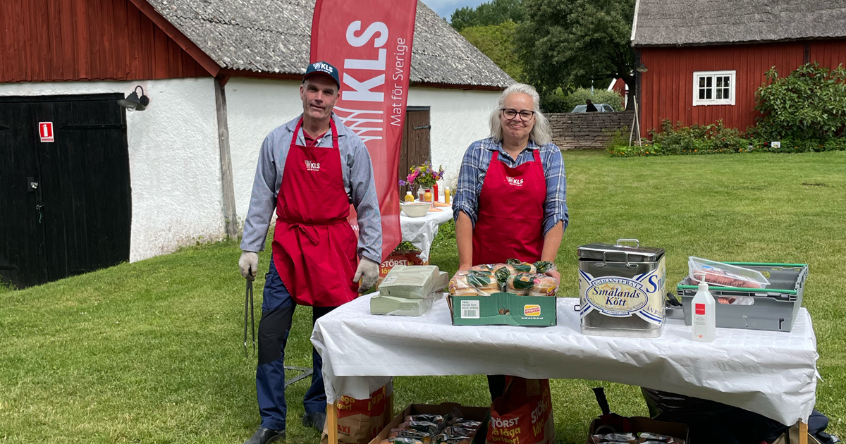 Två personer från KLS som bjuder på grillad hamburgare till lunch på Torslunda Grovfoderdag