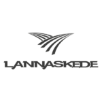 Grå logotyp för Lannaskede med stiliserade, svepande linjer som liknar vägbanor eller fält ovanför texten ”LANNASKEDE”, centrerad mot svart bakgrund.