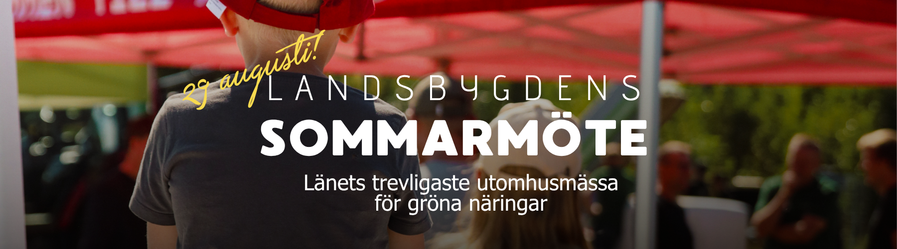 Man i keps står med ryggen mot kameran och tittar in bland besökare vid röda tält på en utomhusmässa. Text: “29 augusti! LANDSBYGDENS SOMMARMÖTE” och “Länets trevligaste utomhusmässa för gröna näringar”.