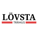 Företagslogotyp med texten ”LÖVSTA” i stor svart serifstil och ”TRÄHUS” mindre under. En röd linje löper horisontellt på båda sidor om ordet TRÄHUS mot vit bakgrund.