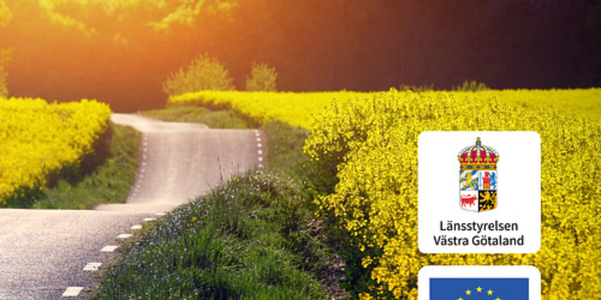 Sunlit rural road curves through bright yellow rapeseed fields toward a dark green forest at sunset. In the lower right, logos and text read “Länsstyrelsen Västra Götaland” and “Medfinansieras av Europeiska unionen” beside the EU flag.