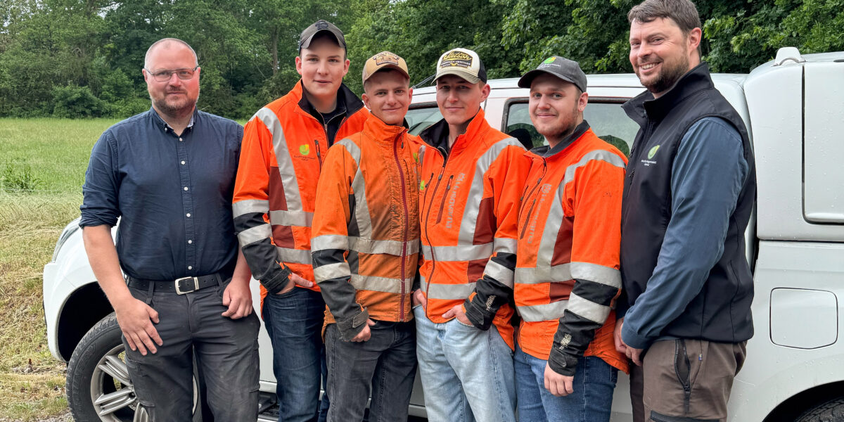 Personer som var med i EM-skog framför en bil med skog i bakgrunden. Personerna från vänster är Anders Alkrot, Wilhelm Sandgren, Wilmer Stavervik, Aron Axelsson, Noah Elfström och John Averhäll.
