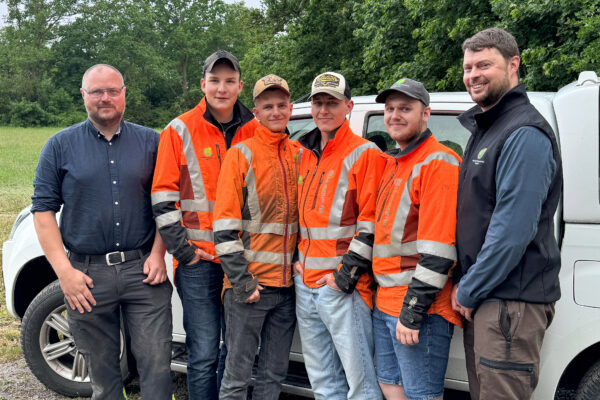 Personer som var med i EM-skog framför en bil med skog i bakgrunden. Personerna från vänster är Anders Alkrot, Wilhelm Sandgren, Wilmer Stavervik, Aron Axelsson, Noah Elfström och John Averhäll.