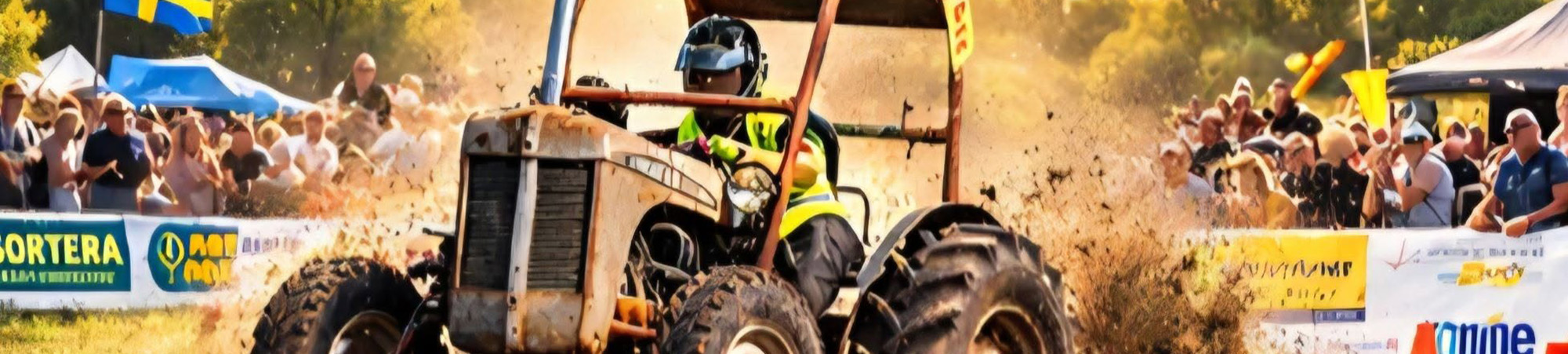 Förare i hjälm och neonväst kör en modifierad traktor i lerigt race, med framhjulen lyfta när den sladdar och sprutar jord. Publik står bakom avspärrningar, och svenska flaggor vajar runt banan.