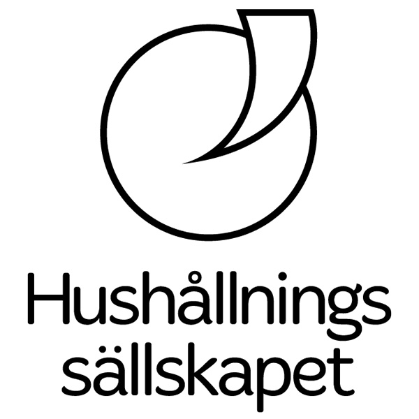 Svart konturlogotyp med en rund form och en uppåtgående, bladliknande böj som skär in i cirkeln. Under symbolen står texten “Hushållnings sällskapet” i svart, centrerad mot vit bakgrund.