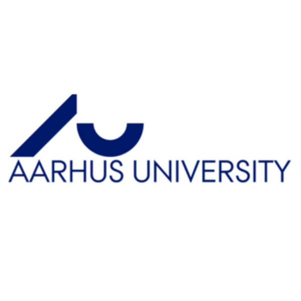 Aarhus Universitys logotyp visas i blått: ett stiliserat “AU”-märke med diagonalt A och halvcirkel-formad U, ovanför texten “AARHUS UNIVERSITY” i versaler på vit bakgrund.