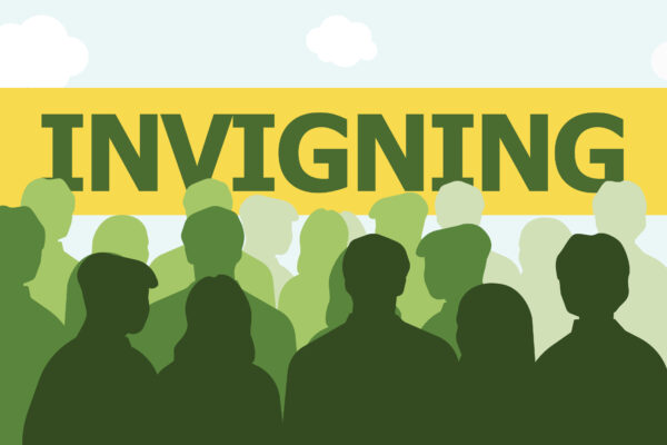 Illustrerade siluetter av en folkmassa står samlade framför en stor gul banderoll med texten ”INVIGNING”, mot en ljus himmel med vita moln, vilket signalerar ett invigningsevenemang.
