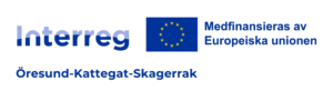 Interreg-logotyp med blå vågformad text och EU-flaggan med tolv gula stjärnor, tillsammans med texten ”Medfinansieras av Europeiska unionen” och regionnamnet ”Öresund-Kattegat-Skagerrak” på vit bakgrund.
