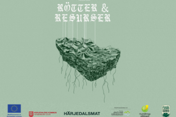 Flytande jord- och grästuvbit med rötter som hänger ned, illustrerad mot grön bakgrund. Text: “HÄRJEDALSMAT PRESENTS RÖTTER & RESURSER”. Längst ned syns flera logotyper, bland annat EU-flaggan och “Funds from Ireland”.