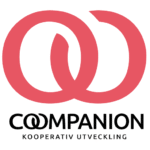 Två sammanlänkade röda ringar bildar en logotyp ovanför svart texten “COOMPANION” och mindre text “KOOPERATIV UTVECKLING”, på vit bakgrund; grafisk identitet som signalerar samarbete och kooperativ utveckling.