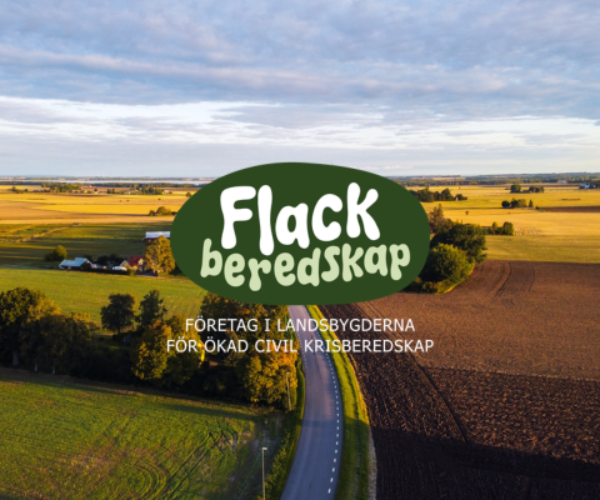 Landskap med åkrar och en slingrande landsväg genom bygd i kvällsljus. Text över bilden: ”Flack beredskap” samt ”Företag i landsbygderna för ökad civil krisberedskap”.