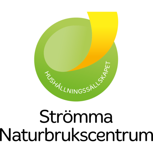 Grön och gul logotyp med en grön cirkel och en gul böjd form som överlappar. Runt cirkeln står texten ”HUSHÅLLNINGSSÄLLSKAPET”, och under logotypen står ”Strömma Naturbrukscentrum”.