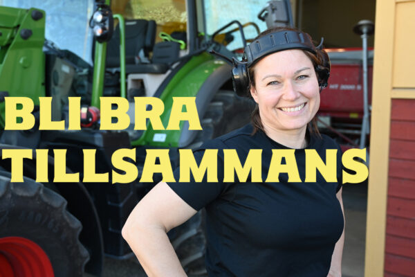 Leende kvinna med hörselskydd står med handen i sidan framför en grön traktor och lantbruksmaskiner i en gårdsmiljö. Stor gul text över bilden: ”BLI BRA TILLSAMMANS”.
