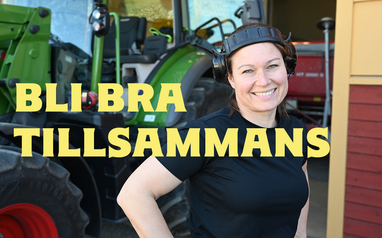 Leende kvinna med hörselskydd står med handen i sidan framför en grön traktor och lantbruksmaskiner i en gårdsmiljö. Stor gul text över bilden: ”BLI BRA TILLSAMMANS”.