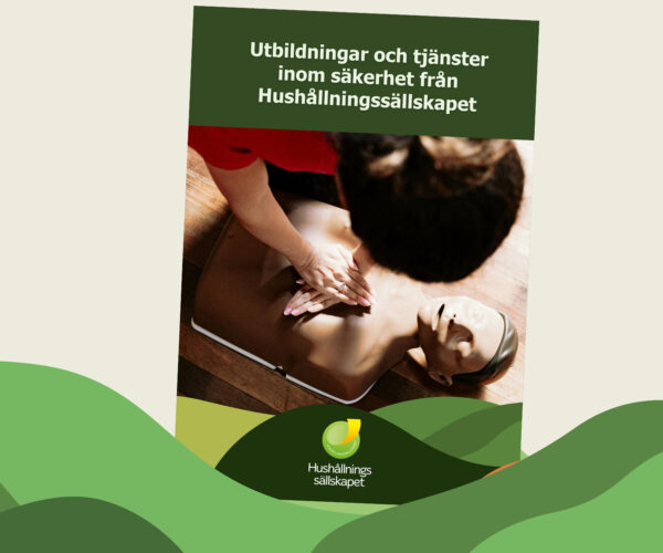 Person utför hjärt-lungräddning på en övningsdocka på trägolv, med händerna placerade på bröstet. Text: “Utbildningar och tjänster inom säkerhet från Hushållningssällskapet” samt logotyp och “Hushållningssällskapet”.