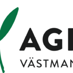 Grön växtikon med tre blad som växer upp till vänster, bredvid svart text “AGRO” i stora versaler och “VÄSTMANLAND” under i mindre versaler, på vit bakgrund.
