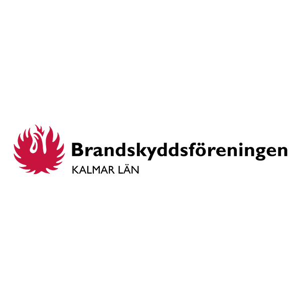 Röd logotyp med stiliserad flamma till vänster och svart text till höger som visar organisationens namn. Text: “Brandskyddsföreningen” och under i mindre versaler “KALMAR LÄN”, på vit bakgrund.