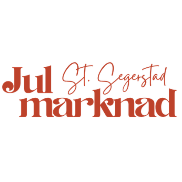 Röd och orange textlogotyp som visar orden ”Jul St. Segerstad marknad” i dekorativa typsnitt på svart bakgrund, där ”Jul” och ”marknad” är stora och ”St. Segerstad” skrivs med handskriftsstil ovanför.