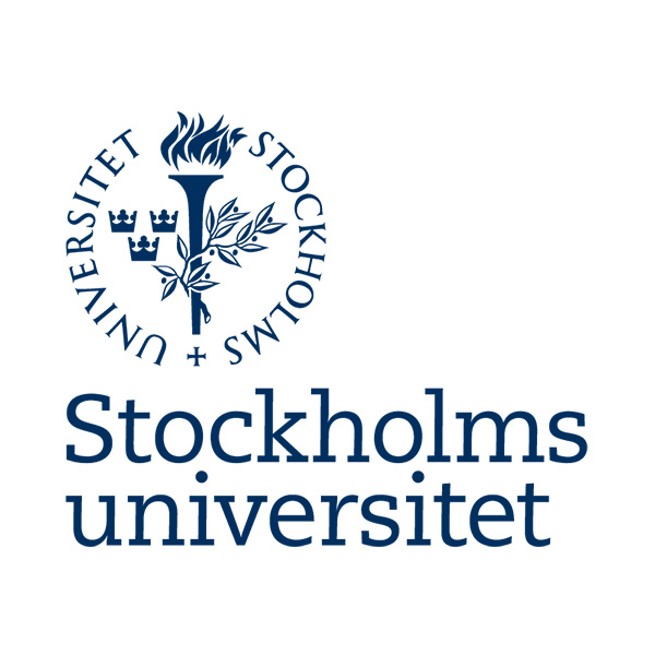 Stockholms universitets logotyp med blått sigill med fackla, lagerkvist och tre kronor samt cirkeltexten ”UNIVERSITET STOCKHOLM”. Under sigillet står texten ”Stockholms universitet” i stor blå serifstil på vit bakgrund.