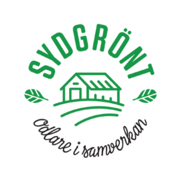 Grön logotyp för Sydgrönt med en stiliserad lada över böljande fält och två blad på sidorna. Texten “SYDGRÖNT” i båge upptill och sloganskriften “Odlaren i samverkan” nedtill.