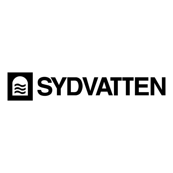 Sydvatten-logotyp med svart ikon till vänster: en vit, bågformad figur med tre vågiga linjer. Till höger står texten ”SYDVATTEN” i stora, svarta versaler mot vit bakgrund.
