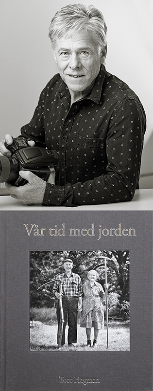 Porträtt av en äldre man som håller i en kamera och ser in i kameran. Nedanför syns en bokomslag med titeln ”Vår tid med jorden”, en svartvit bild av ett par utomhus och namnet ”Tore Hägman”.